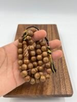 ⁦مسباح خشب الكوك شاهد منقوش⁩ - الصورة ⁦3⁩