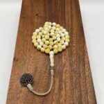 مسباح مستكه شبيه الكهرمان