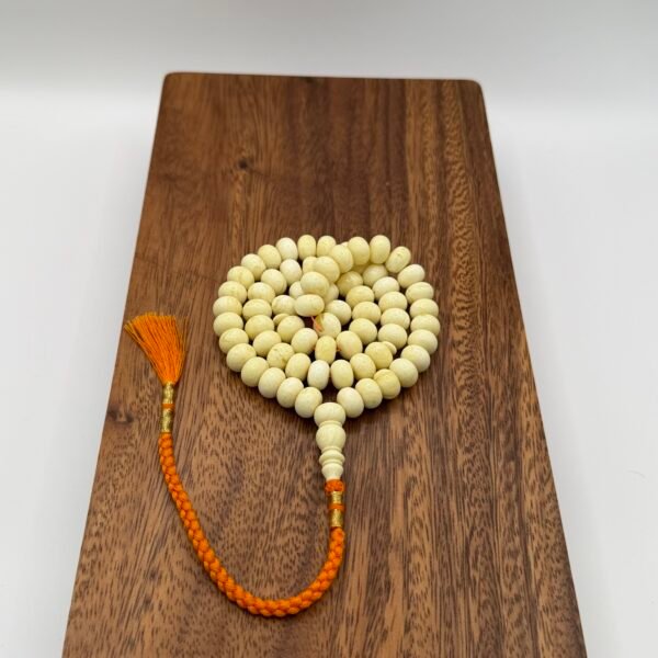 مسباح مستكه شبيه الكهرمان