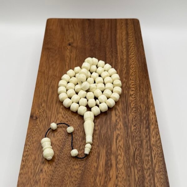 مسباح مستكه شبيه الكهرمان