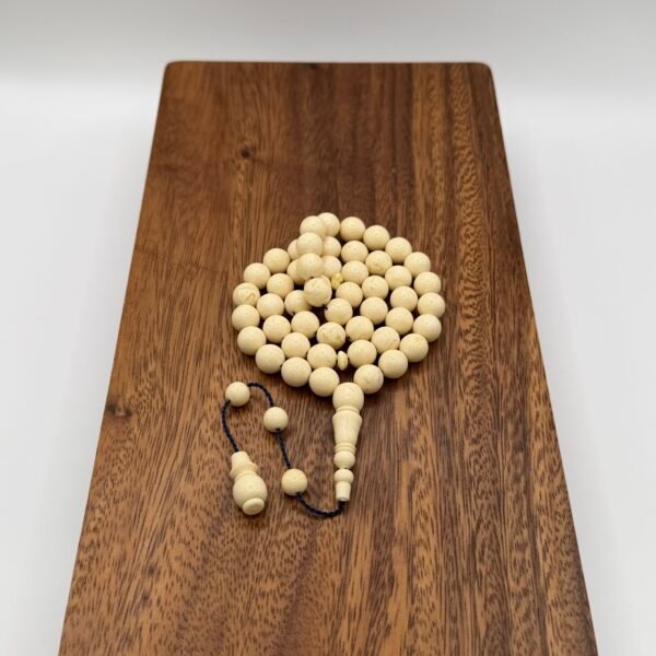 مسباح مستكه شبيه الكهرمان