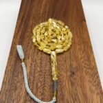 مسباح مستكه شبيه الكهرمان عسلي ملطخ